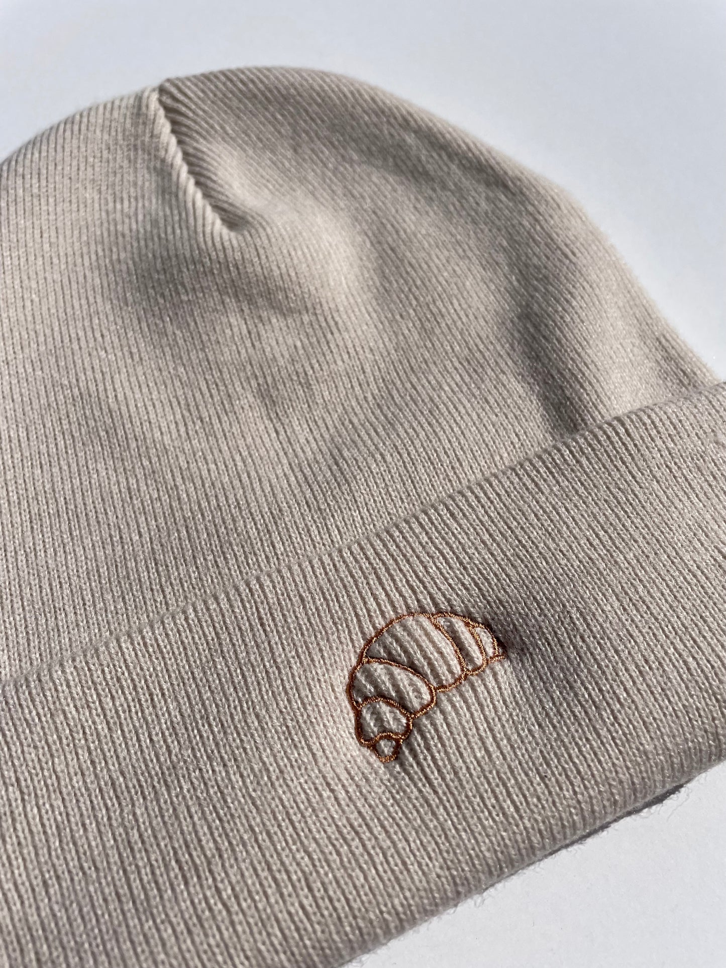 Bestickte Beanie mit Croissant – Unisex Mütze in Almond