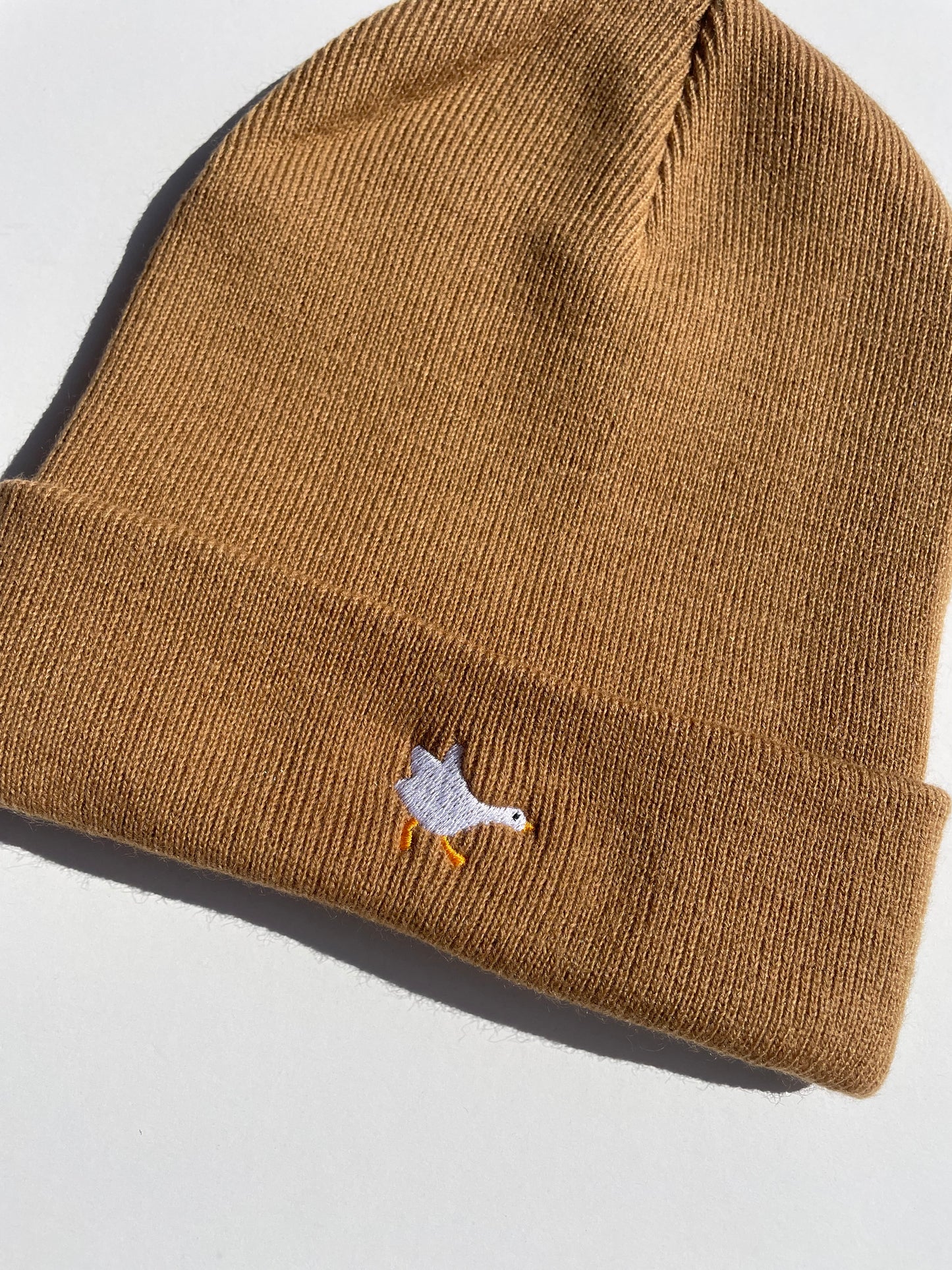 Bestickte Beanie mit Gans – Unisex Mütze in Biscuit