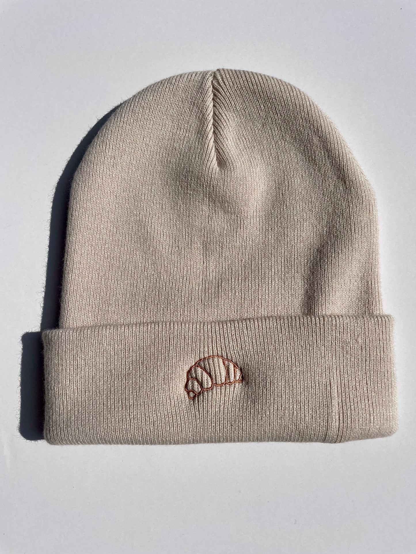 Bestickte Beanie mit Croissant – Unisex Mütze in Almond