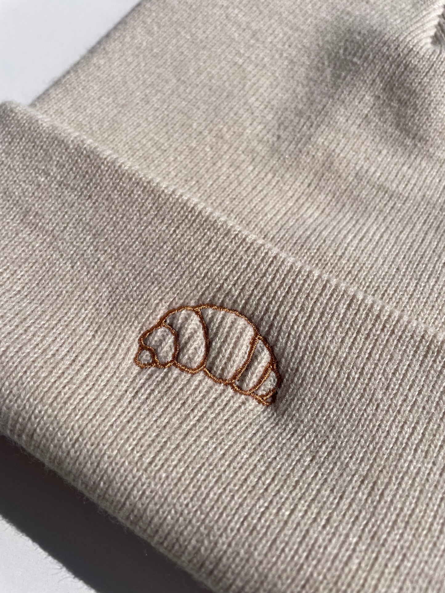 Bestickte Beanie mit Croissant – Unisex Mütze in Almond