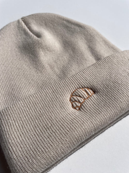 Bestickte Beanie mit Croissant – Unisex Mütze in Almond